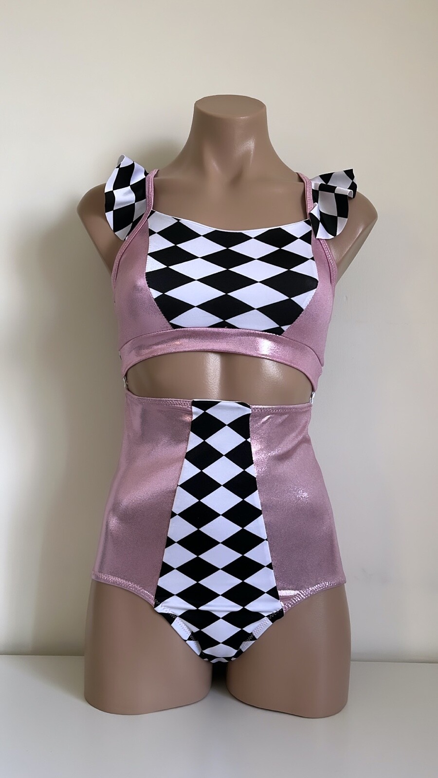 Schminke 🎪 dance Circus Harlequin cabaret bottoms frilly crop spandex festival